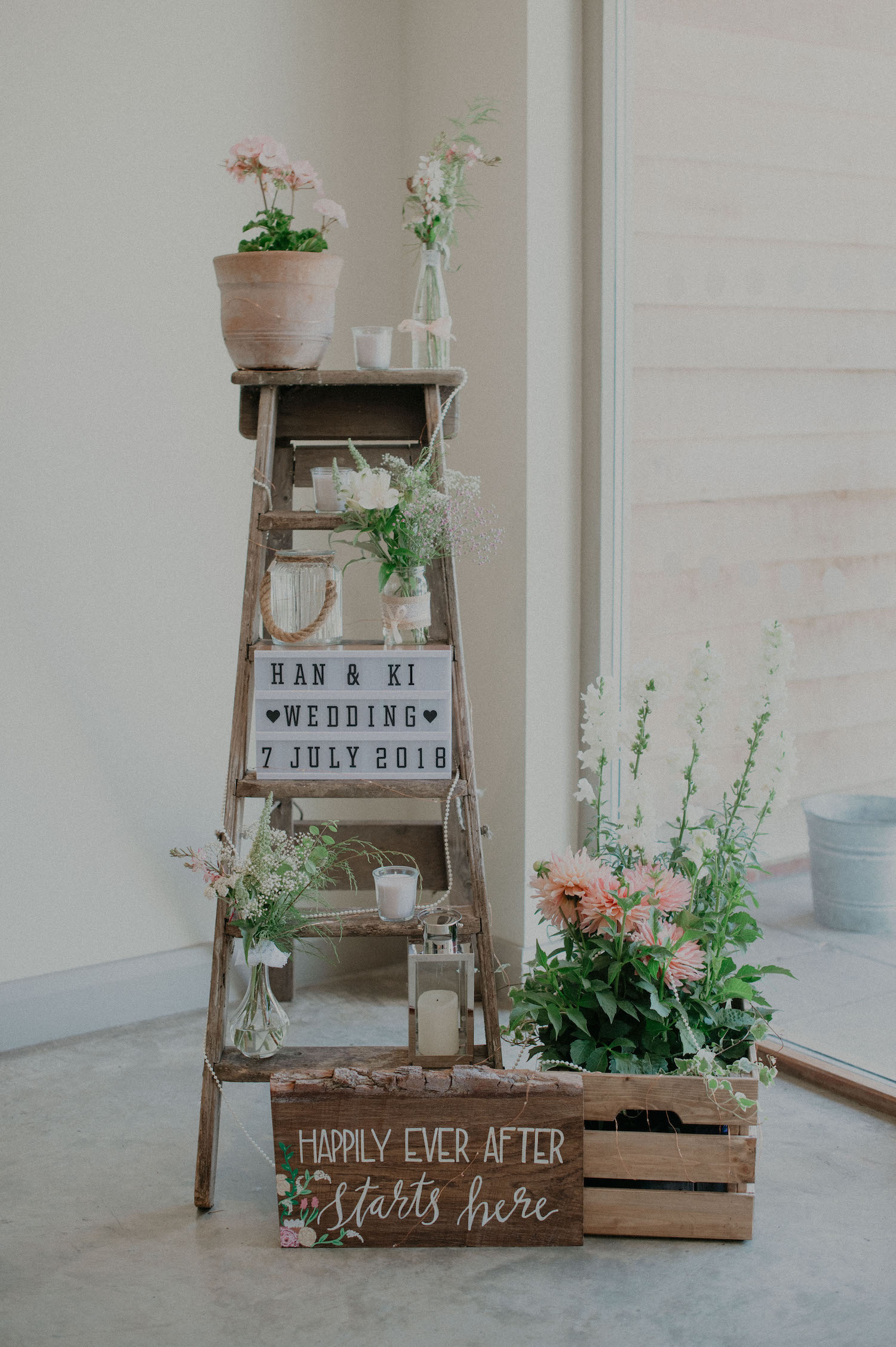 outdoor wedding ceremony ladder decoration 