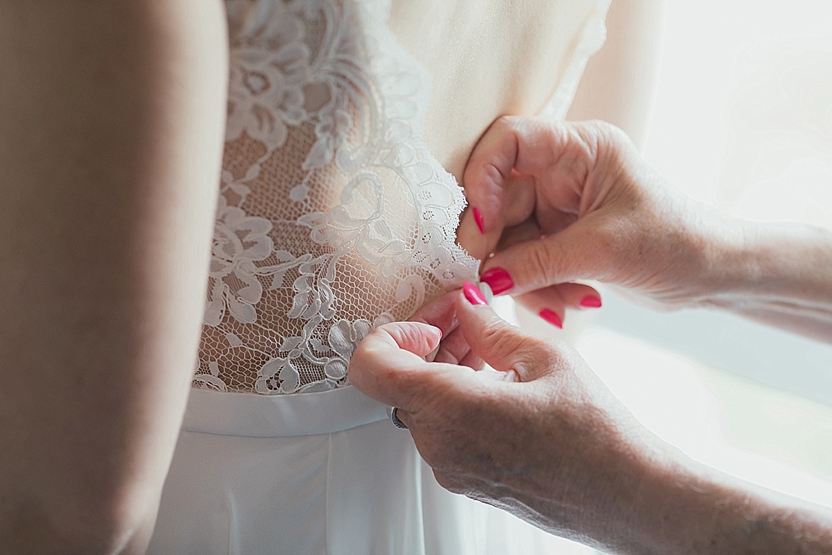 getting ready wedding photos